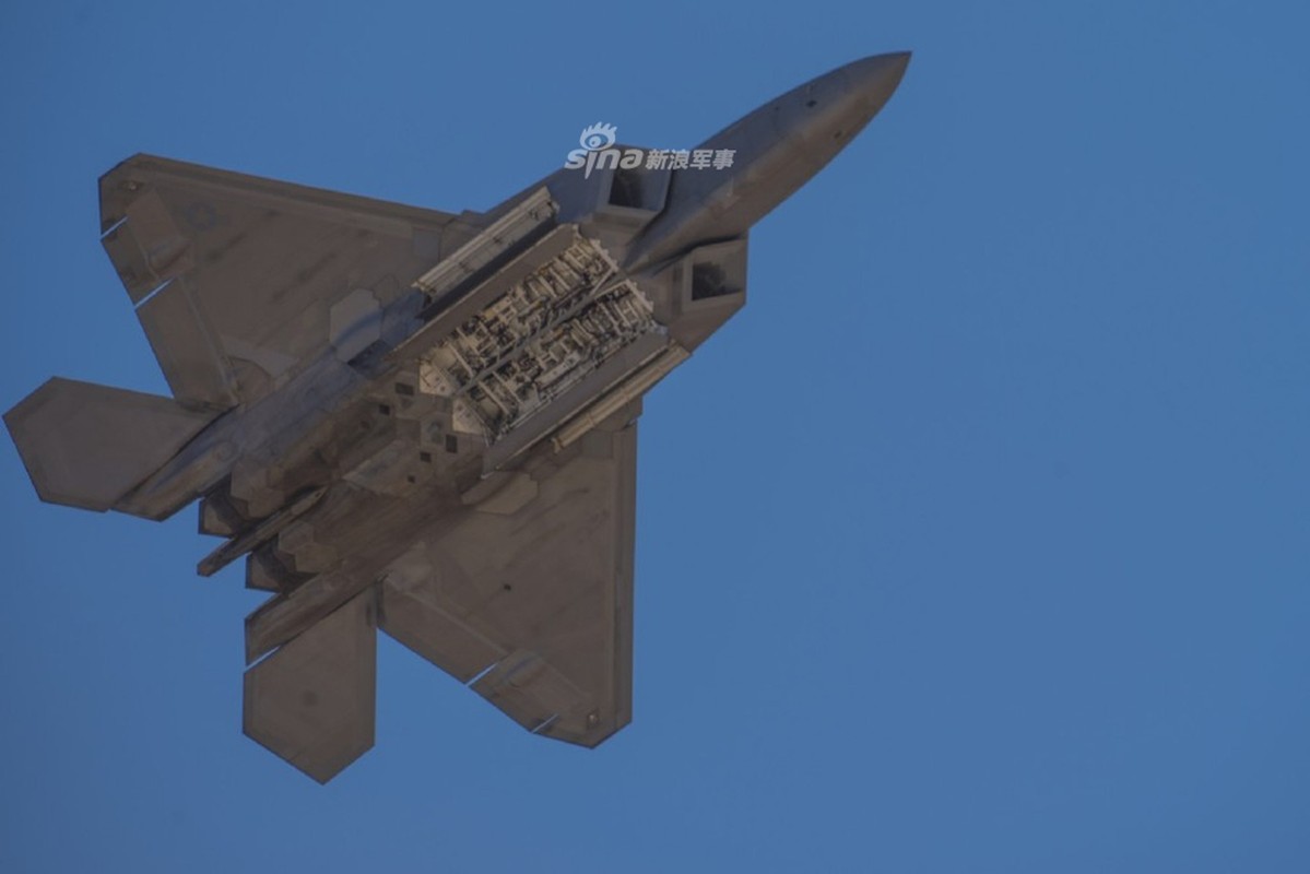 Can canh khoang bom va kha nang mang vac vu khi cua F-22 Raptor-Hinh-9