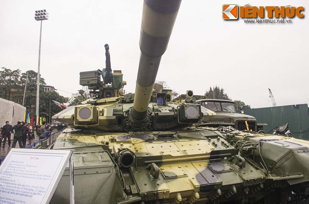 Vi sao xe tang chu luc T-90 Viet Nam lai gai mot thanh go lon phia sau?