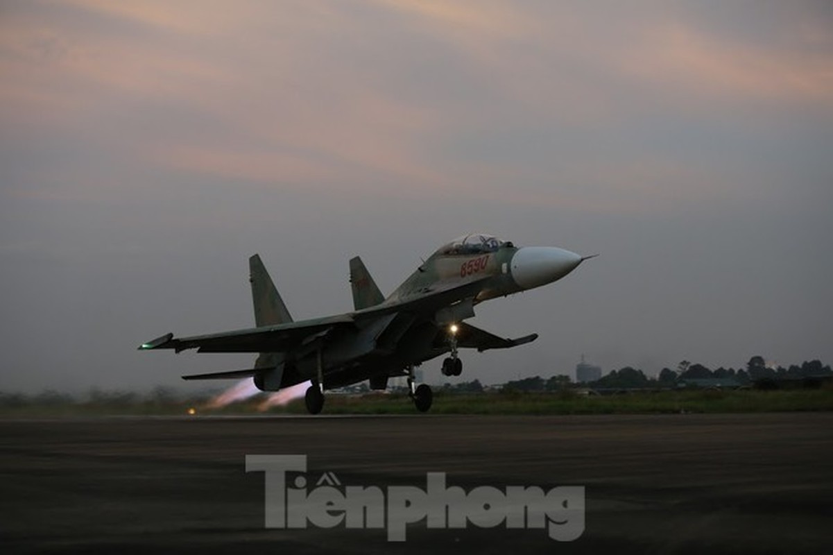 “Ho Mang Chua” Su-30MK2 cung thien binh canh giu bau troi To quoc tung canh dau nam-Hinh-12
