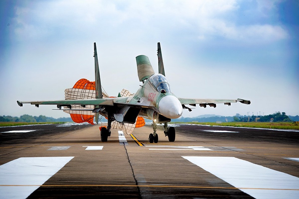 “Ho Mang Chua” Su-30MK2 cung thien binh canh giu bau troi To quoc tung canh dau nam-Hinh-15