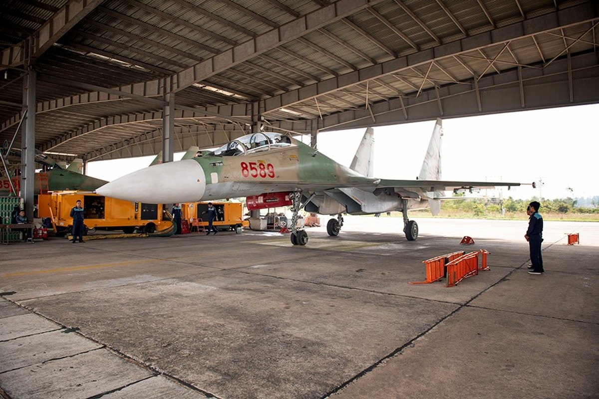“Ho Mang Chua” Su-30MK2 cung thien binh canh giu bau troi To quoc tung canh dau nam-Hinh-3