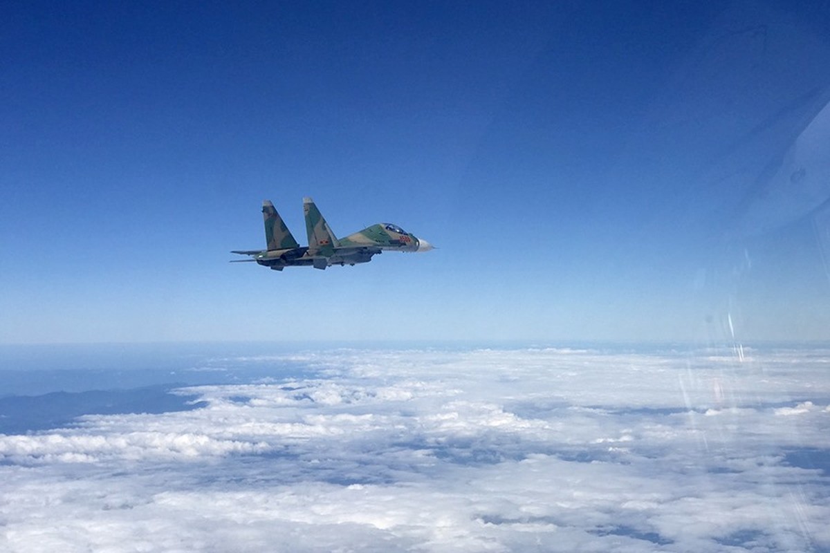 “Ho Mang Chua” Su-30MK2 cung thien binh canh giu bau troi To quoc tung canh dau nam-Hinh-8