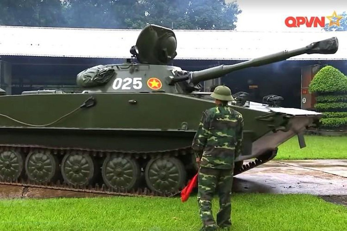 Xe tang loi nuoc PT-76 cua Viet Nam co the boi lui, nhung bang cach nao?
