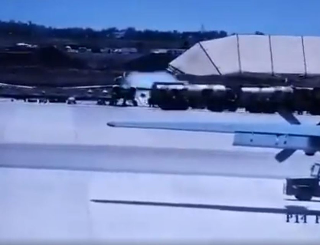 Kinh hai nguyen nhan khien Su-25 Chad tu dong phong rocket tren duong bang lam 4 nguoi chet-Hinh-3