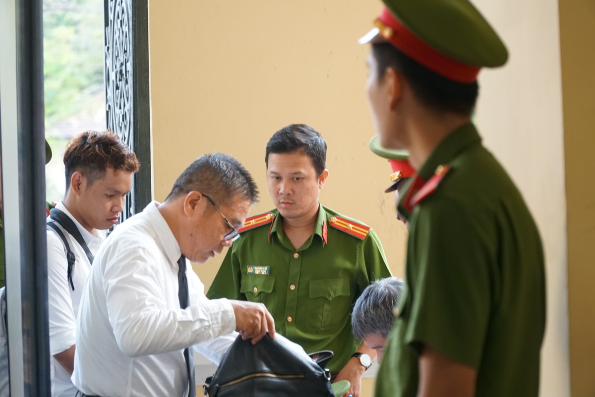 Cuu PCT TP.HCM Nguyen Huu Tin toc bac trang sau 1 nam bi tam giam-Hinh-7