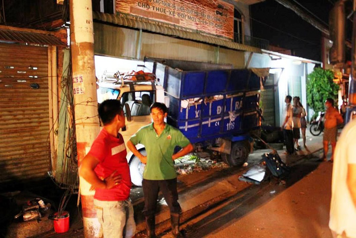 Hien truong dang so xe container huc xe cho rac lao vao nha dan-Hinh-4