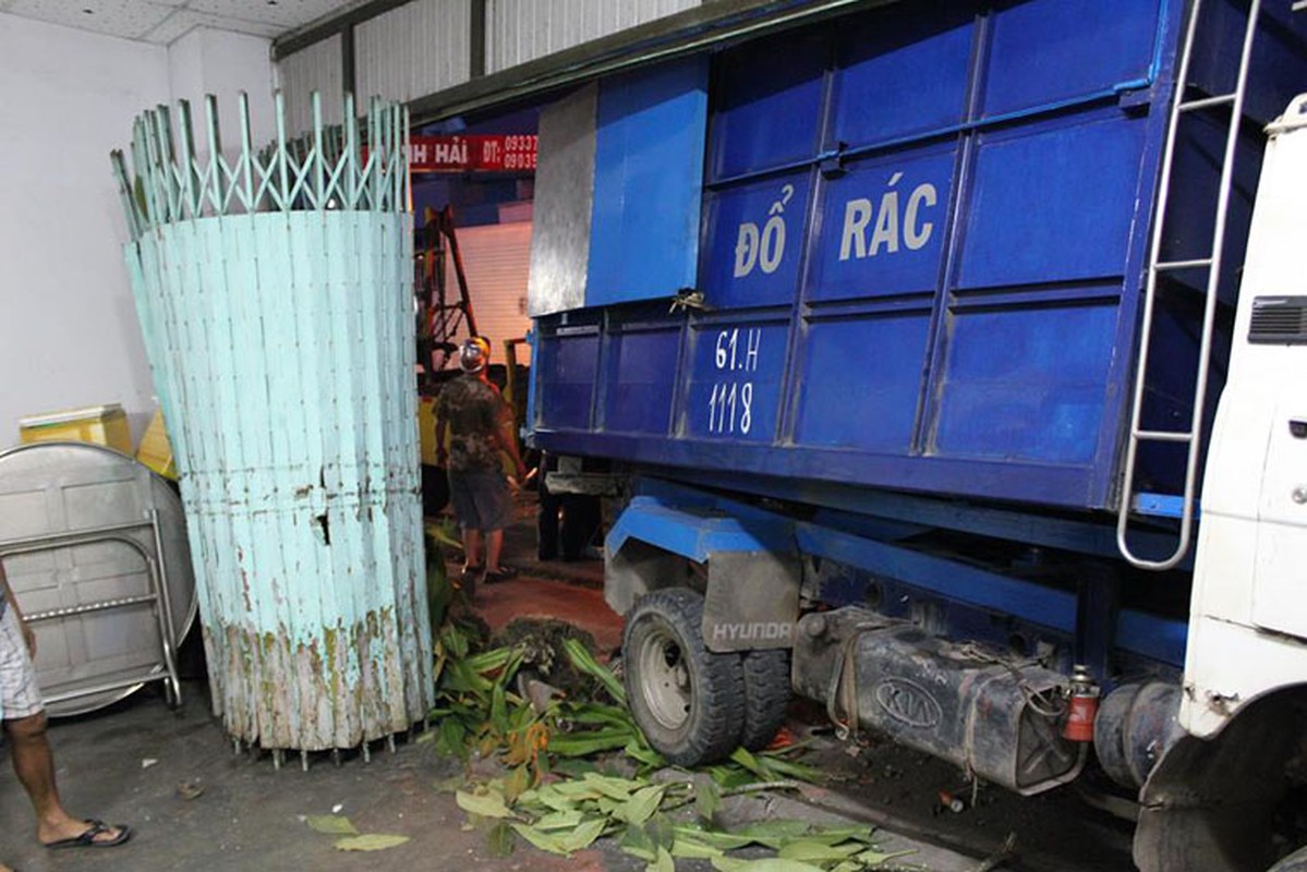Hien truong dang so xe container huc xe cho rac lao vao nha dan-Hinh-6