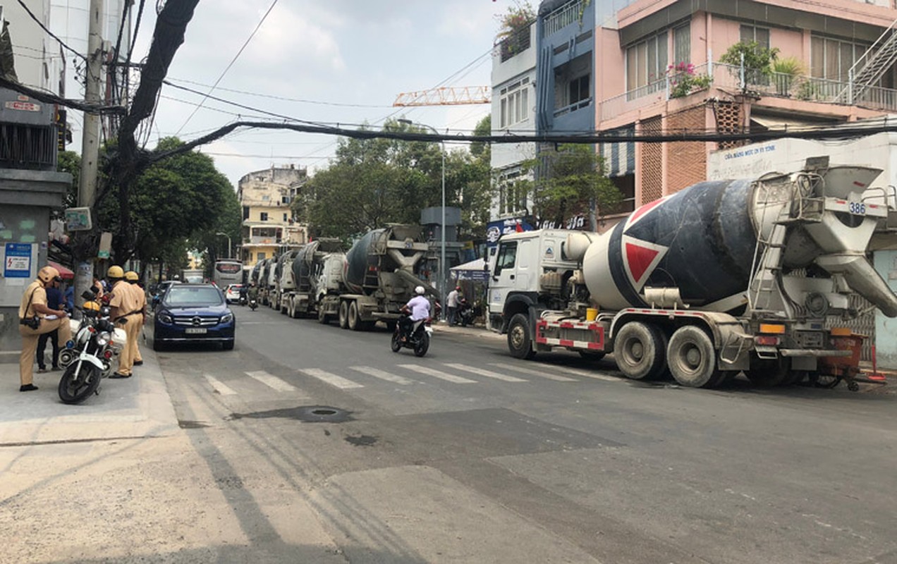 Bat chap lenh cam, 30 xe bon betong dai nao trung tam TPHCM-Hinh-9