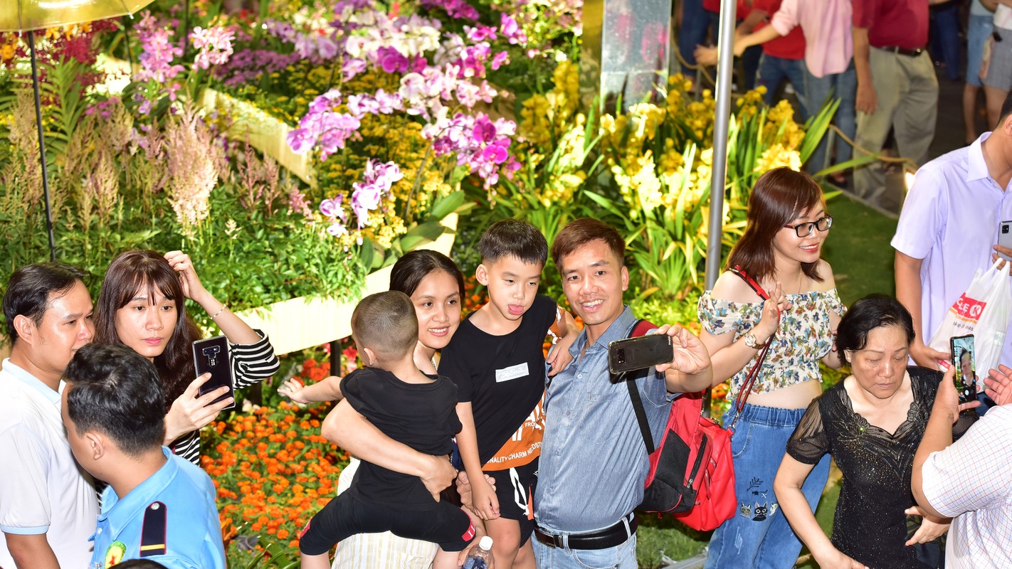Du khach trang dem tham quan duong hoa Nguyen Hue trong dem khai mac-Hinh-10