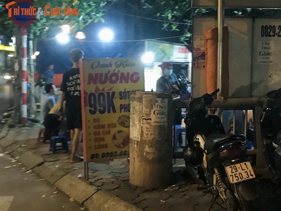 Hà Nội: Hàng quán chiếm hết vỉa hè, lòng đường bên bờ sông Tô Lịch - Hình 10 Ha Noi: Hang quan chiem het via he, long duong ben bo song To Lich-Hinh-10