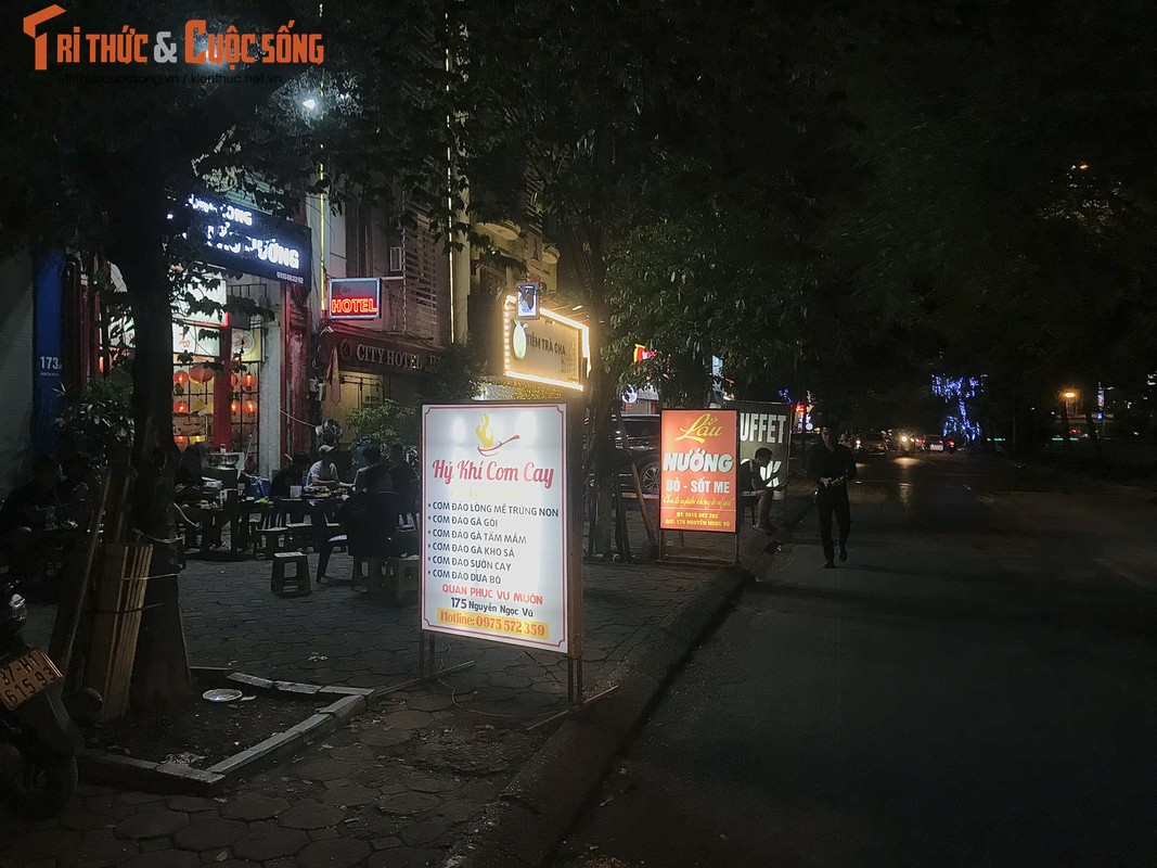 Hà Nội: Hàng quán chiếm hết vỉa hè, lòng đường bên bờ sông Tô Lịch - Hình 11 Ha Noi: Hang quan chiem het via he, long duong ben bo song To Lich-Hinh-11