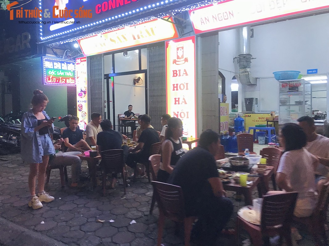 Hà Nội: Hàng quán chiếm hết vỉa hè, lòng đường bên bờ sông Tô Lịch - Hình 12 Ha Noi: Hang quan chiem het via he, long duong ben bo song To Lich-Hinh-12