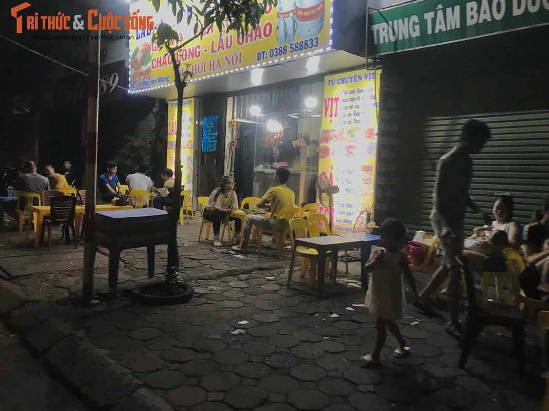Hà Nội: Hàng quán chiếm hết vỉa hè, lòng đường bên bờ sông Tô Lịch - Hình 13 Ha Noi: Hang quan chiem het via he, long duong ben bo song To Lich-Hinh-13