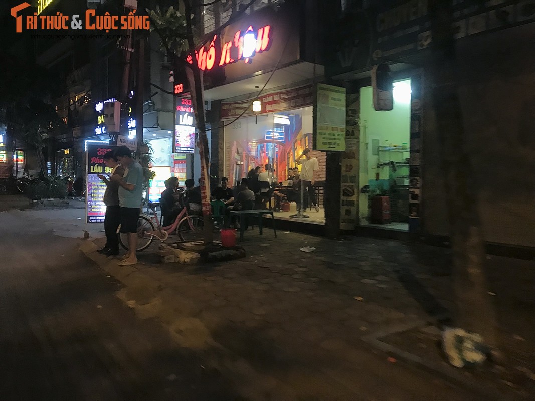Hà Nội: Hàng quán chiếm hết vỉa hè, lòng đường bên bờ sông Tô Lịch - Hình 14 Ha Noi: Hang quan chiem het via he, long duong ben bo song To Lich-Hinh-14