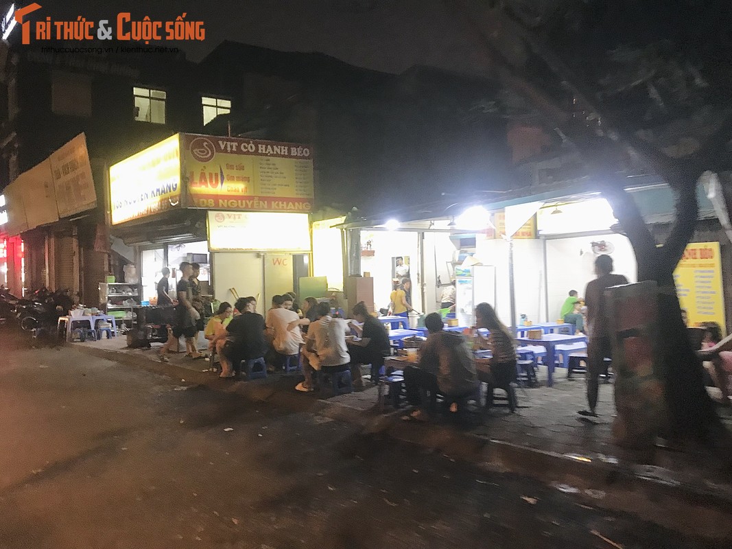 Hà Nội: Hàng quán chiếm hết vỉa hè, lòng đường bên bờ sông Tô Lịch - Hình 15 Ha Noi: Hang quan chiem het via he, long duong ben bo song To Lich-Hinh-15