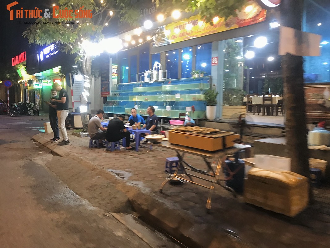 Hà Nội: Hàng quán chiếm hết vỉa hè, lòng đường bên bờ sông Tô Lịch - Hình 16 Ha Noi: Hang quan chiem het via he, long duong ben bo song To Lich-Hinh-16