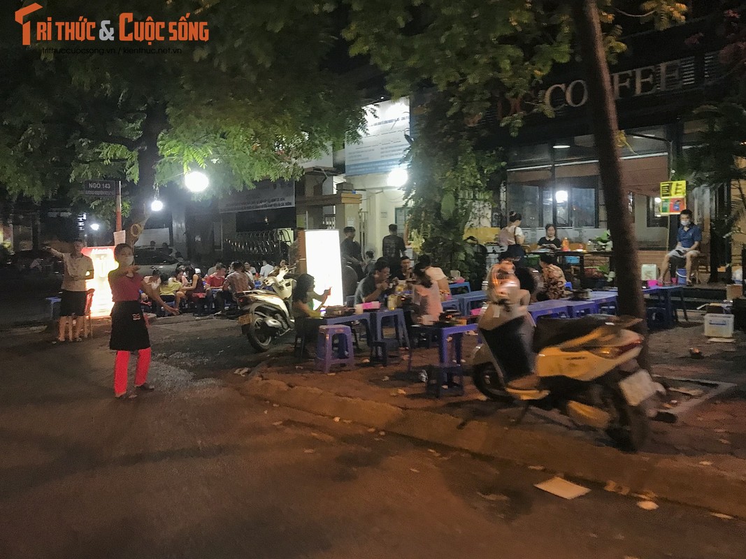 Hà Nội: Hàng quán chiếm hết vỉa hè, lòng đường bên bờ sông Tô Lịch - Hình 17 Ha Noi: Hang quan chiem het via he, long duong ben bo song To Lich-Hinh-17