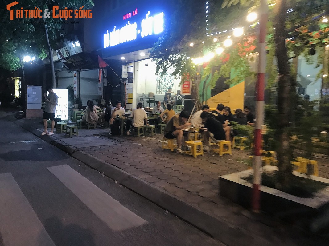 Hà Nội: Hàng quán chiếm hết vỉa hè, lòng đường bên bờ sông Tô Lịch - Hình 18 Ha Noi: Hang quan chiem het via he, long duong ben bo song To Lich-Hinh-18