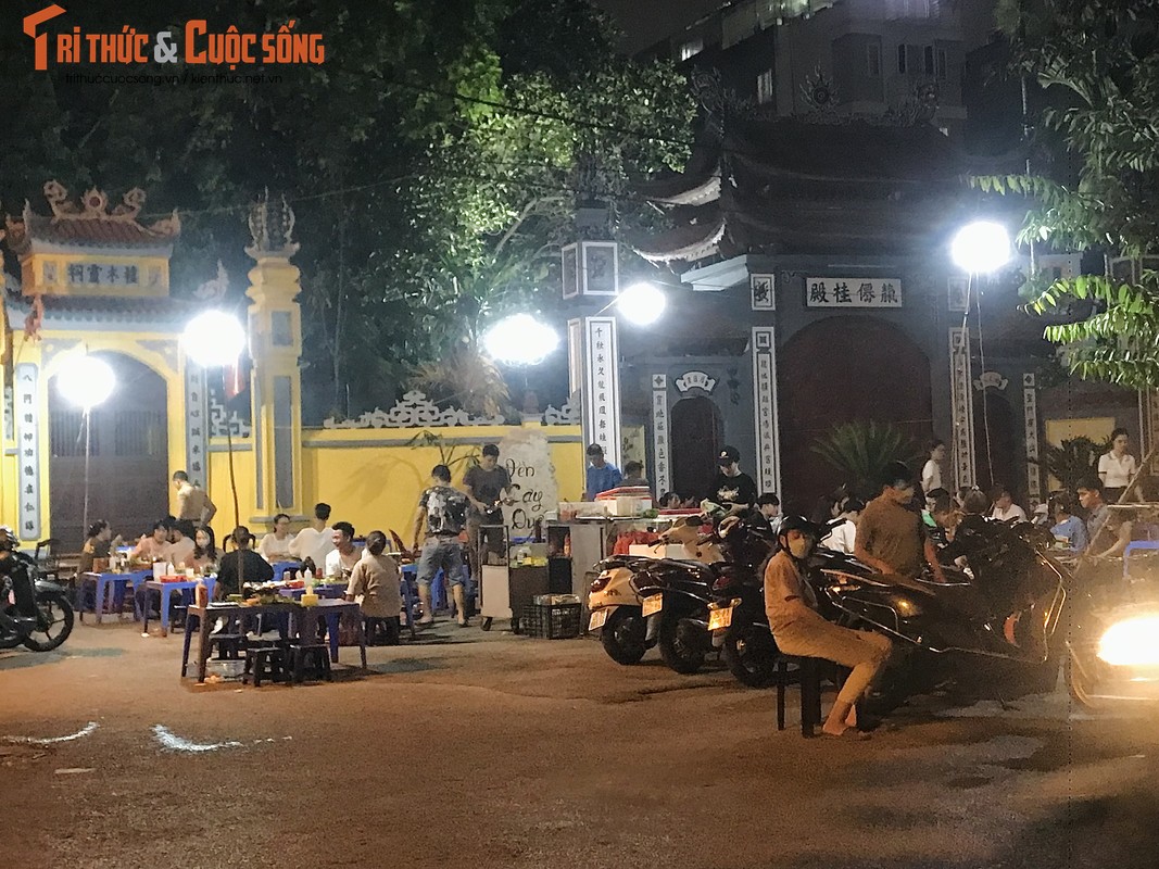 Hà Nội: Hàng quán chiếm hết vỉa hè, lòng đường bên bờ sông Tô Lịch - Hình 19 Ha Noi: Hang quan chiem het via he, long duong ben bo song To Lich-Hinh-19