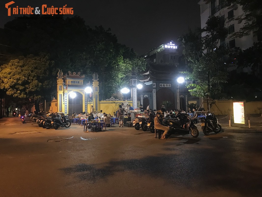 Hà Nội: Hàng quán chiếm hết vỉa hè, lòng đường bên bờ sông Tô Lịch - Hình 2 Ha Noi: Hang quan chiem het via he, long duong ben bo song To Lich-Hinh-2