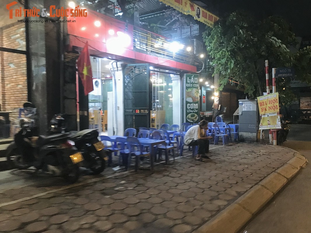 Hà Nội: Hàng quán chiếm hết vỉa hè, lòng đường bên bờ sông Tô Lịch - Hình 3 Ha Noi: Hang quan chiem het via he, long duong ben bo song To Lich-Hinh-3