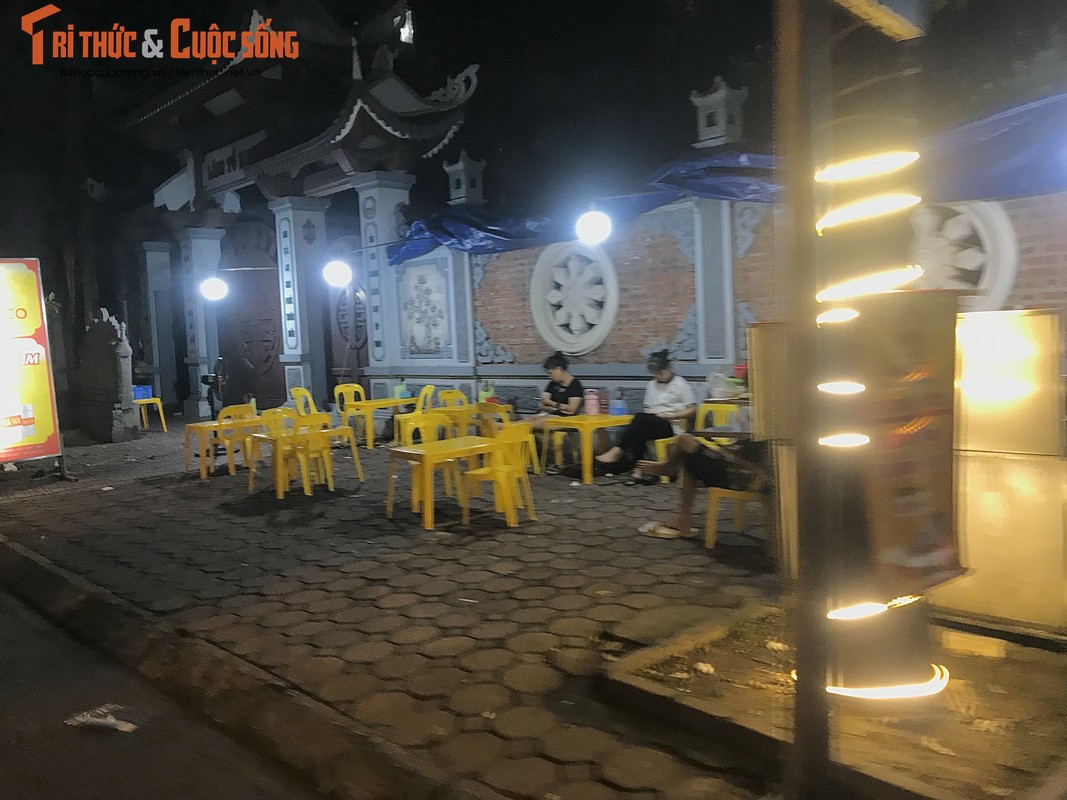 Hà Nội: Hàng quán chiếm hết vỉa hè, lòng đường bên bờ sông Tô Lịch - Hình 4 Ha Noi: Hang quan chiem het via he, long duong ben bo song To Lich-Hinh-4