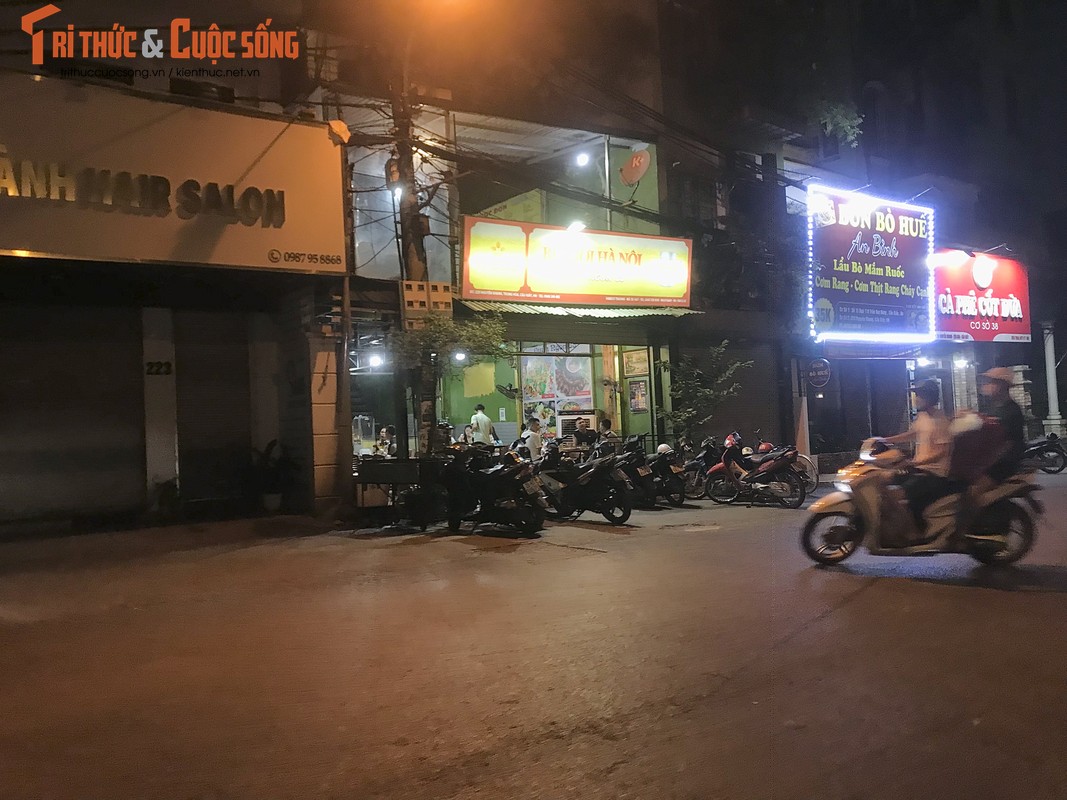 Hà Nội: Hàng quán chiếm hết vỉa hè, lòng đường bên bờ sông Tô Lịch - Hình 5 Ha Noi: Hang quan chiem het via he, long duong ben bo song To Lich-Hinh-5