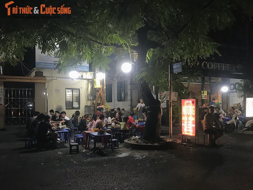Hà Nội: Hàng quán chiếm hết vỉa hè, lòng đường bên bờ sông Tô Lịch - Hình 6 Ha Noi: Hang quan chiem het via he, long duong ben bo song To Lich-Hinh-6