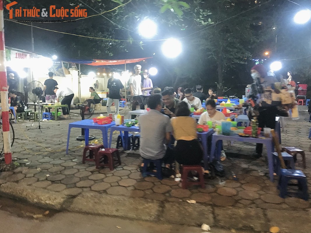 Hà Nội: Hàng quán chiếm hết vỉa hè, lòng đường bên bờ sông Tô Lịch - Hình 7 Ha Noi: Hang quan chiem het via he, long duong ben bo song To Lich-Hinh-7