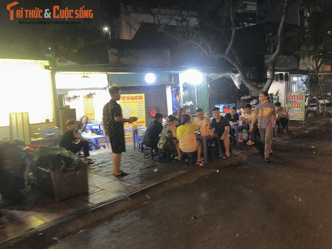 Hà Nội: Hàng quán chiếm hết vỉa hè, lòng đường bên bờ sông Tô Lịch - Hình 8 Ha Noi: Hang quan chiem het via he, long duong ben bo song To Lich-Hinh-8