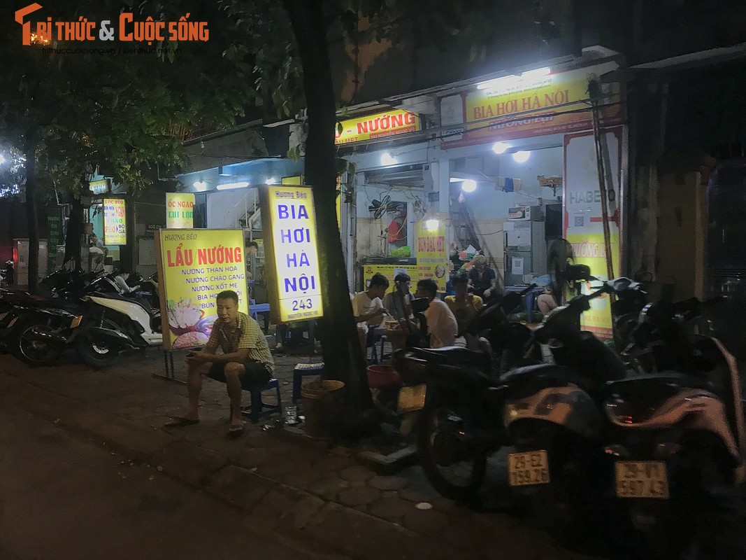 Hà Nội: Hàng quán chiếm hết vỉa hè, lòng đường bên bờ sông Tô Lịch - Hình 9 Ha Noi: Hang quan chiem het via he, long duong ben bo song To Lich-Hinh-9