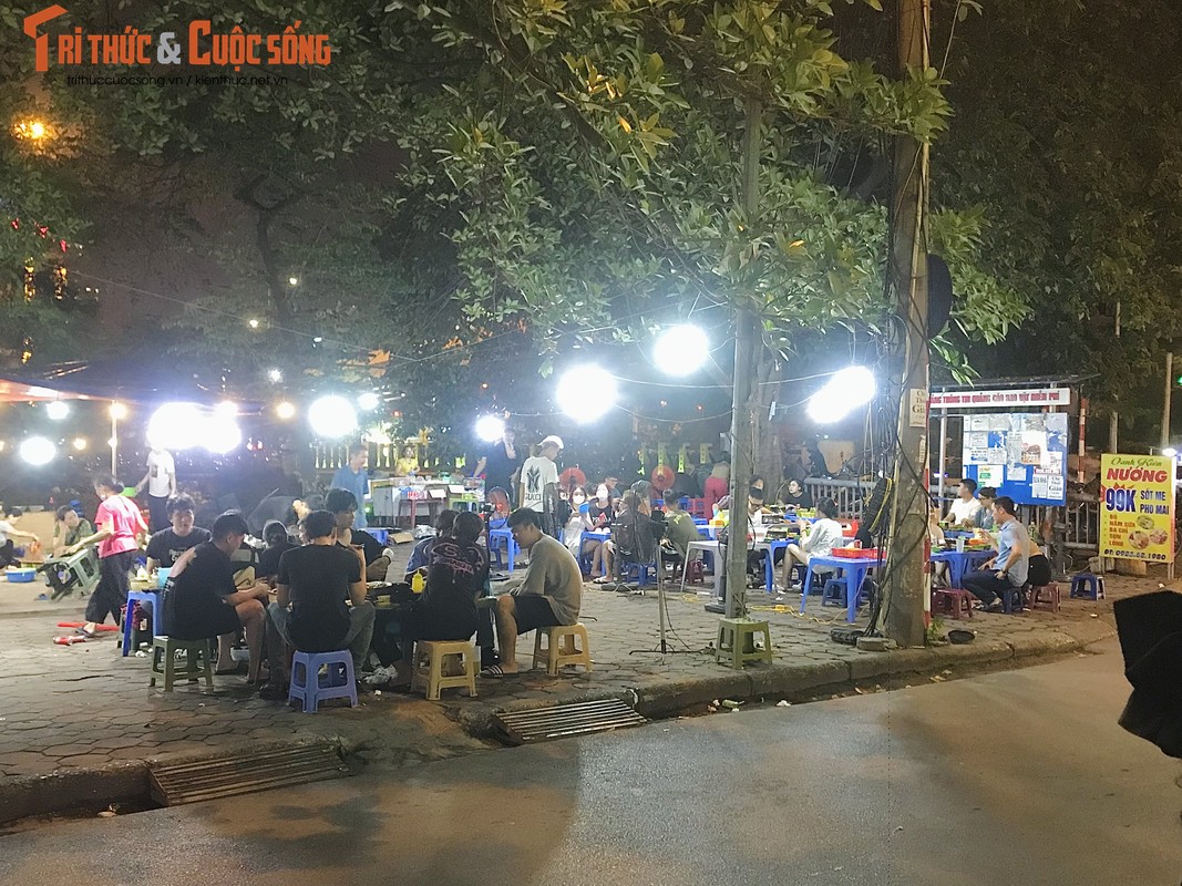 Hà Nội: Hàng quán chiếm hết vỉa hè, lòng đường bên bờ sông Tô Lịch Ha Noi: Hang quan chiem het via he, long duong ben bo song To Lich