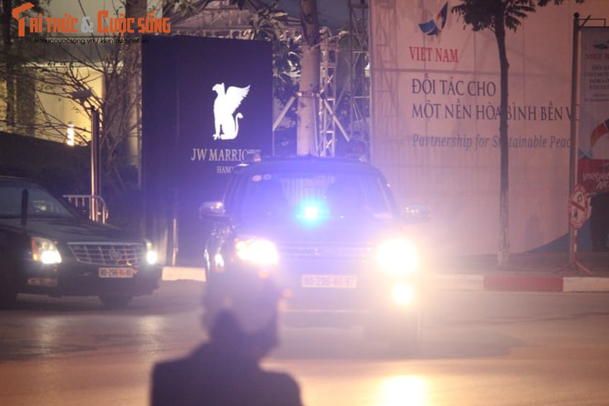 Doan xe don Tong thong Donald Trump roi khach san Marriott di san bay Noi Bai-Hinh-3
