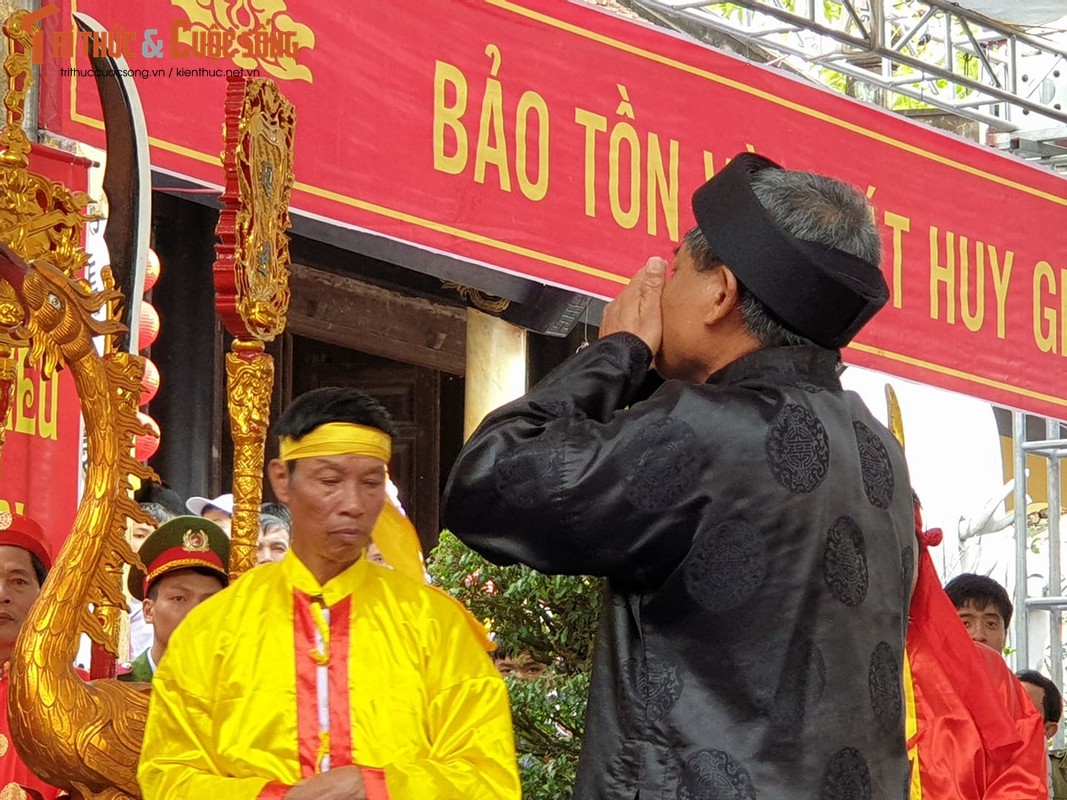 Le hoi the khong tham nhung: Van vang bong 