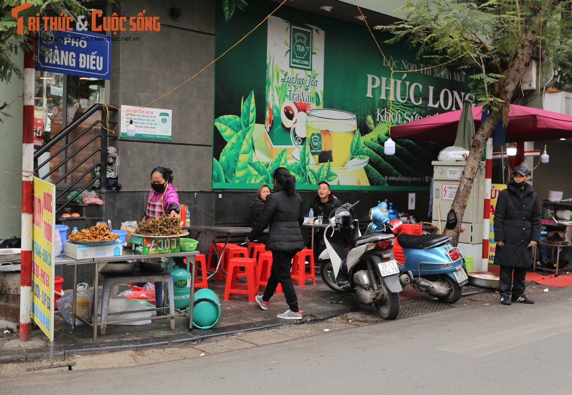 Ha Noi: Hang quan mo sang mung 1 Tet Nham Dan, gia tang nhe-Hinh-3