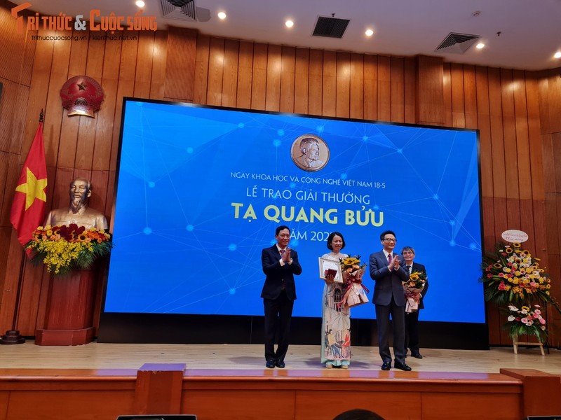 Hai nha khoa hoc xuc dong khi nhan Giai thuong Ta Quang Buu 2022-Hinh-3