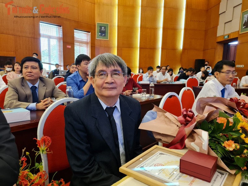 Hai nha khoa hoc xuc dong khi nhan Giai thuong Ta Quang Buu 2022