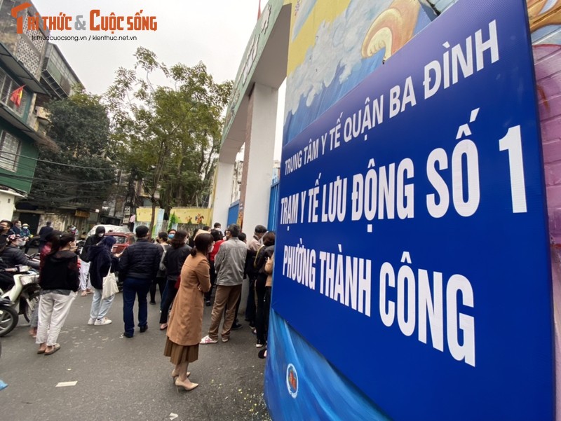 Nguoi dan phuong Thanh Cong buc xuc vi cho ca ngay khong duoc tiem-Hinh-8